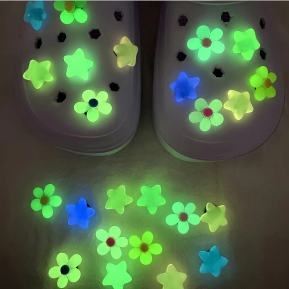 12 Pcs Reusable Glow in the Dark Shoe Charms, Absorbing Light Stars and Flowers - Picture 3 of 8